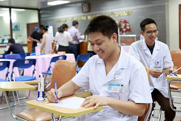 
ThS. BS Vũ Hải Toàn, Phó Giám đốc Trung tâm Thalassemia đăng ký hiến máu. Ảnh: Công Thắng
