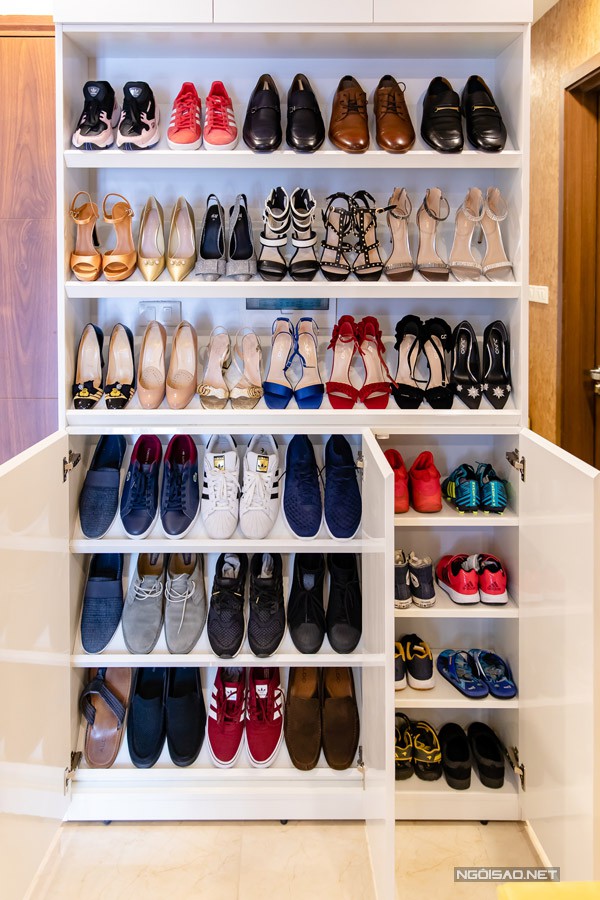 
Một góc tủ giày của gia đình nữ diễn viên.
