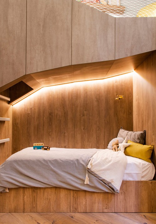 
Toàn bộ nội thất trong phòng là chất liệu gỗ, mang lại cảm giác ấm áp và màu sắc cổ tích.
