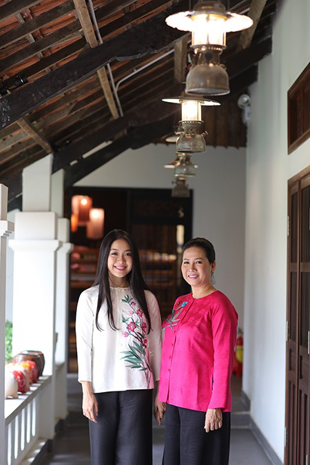 
Chị Thủy bên con gái đầu lòng Vương Anh trong khuôn viên một nhà hàng của chị tại quận 1, TP HCM. Ảnh: Nguyễn Hải Đông.

