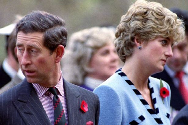 Tháng 12/1992, John Major, Thủ tướng Anh khi ấy, xác nhận sự rạn nứt giữa Thái tử Charles và Công nương Diana. Đỉnh điểm là việc họ ly thân. Hai năm sau khi ly thân, Thái tử Charles thừa nhận việc ngoại tình với Camilla trên sóng truyền hình. Công nương Diana cũng thừa nhận ngoại tình với James Hewitt, một cầu thủ mã cầu nổi tiếng. Nhưng bà không quên vạch mặt Camilla và Thái tử Charles trong cuộc phỏng vấn với hãng BBC. “Cuộc hôn nhân của chúng tôi có bà người và như vậy là quá chật chội“, Công nương Diana nói. Năm 1995, Camilla và chồng chính thức tuyên bố ly dị. Lý do cả hai đưa ra là “có ít điểm chung”. Ảnh: Mirror
