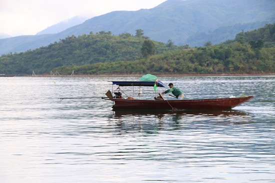 
Hiện tại bản Pá Uôn, xã Mường Giàng (Quỳnh Nhai) có hơn chục hộ làm nghề cá khô, nghề đánh bắt thủy sản trên vùng lòng hồ sông Đà đang mang lại nguôn thu nhập ổn định cho người dân
