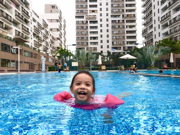 Dưới căn chung cư nơi gia đình cô đang sống sở hữu bể bơi khá rộng rãi. Chính vì thế, bé Tuệ Lâm thường xuyên được bố mẹ cho đi bơi tại đây.