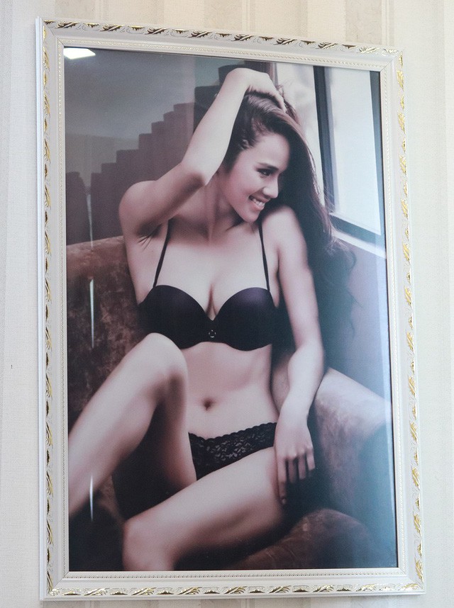 
Đặc biệt trong phòng ngủ còn có treo ảnh Kim Cương khi còn là người mẫu. Cô vô cùng nóng bỏng với bikini, Kim Cương cho biết, hiện tại thì ông xã đã không còn cho cô tham gia công việc người mẫu nên đây là ảnh kỷ niệm khi còn làm nghề của mình.
