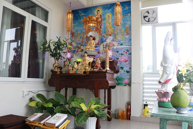 
Ca sĩ Ưng Hoàng Phúc theo đạo Phật nên anh đầu tư không gian để thờ khá tôn nghiêm tại tầng thượng của căn nhà, nơi có nhiều ánh sáng và thông thoáng.
