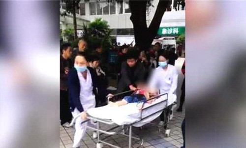 Một học sinh được chuyển tới bệnh viện. Ảnh: Sina.