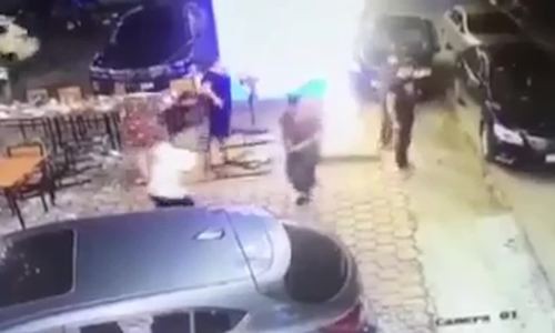 Hiếu cầm súng nã đạn. Video: Camera an ninh.