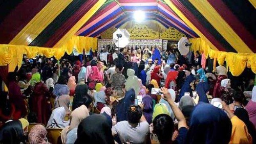Người chen chúc tới dự đám cưới của họ, bởi chuyện kết hôn lệch tuổi lạ ở Indonesia. Ảnh: Indowarta.