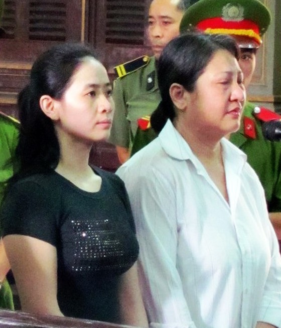 
Cấp phúc thẩm tuyên y án tử hình đối với Lê Thị Thu Thảo (bìa trái).
