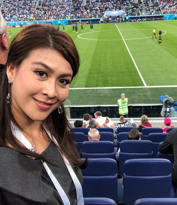Người đẹp chụp ảnh trong World Cup 2018.