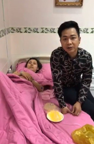 Quách Tuấn Du livestream hình ảnh ca sĩ Mai Tường Vi nằm trên giường bệnh vì vỡ túi ngực.