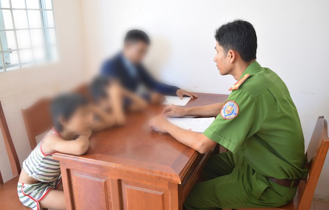 Anh Á cùng hai đứa trẻ tại trụ sở Công an phường. Ảnh: Công an Trà Vinh.