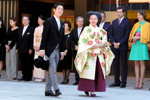 Công chúa Ayako và chú rể làm đám cưới tại đền Meiji. Ảnh: AP.