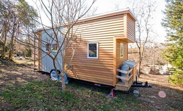 
Nhà thiết kế website người Mỹ Alek Lisefski đã dựng nên một không gian sống nhỏ hẹp trên chiếc xe kéo sẵn sàng di chuyển đến bất cứ đâu.
