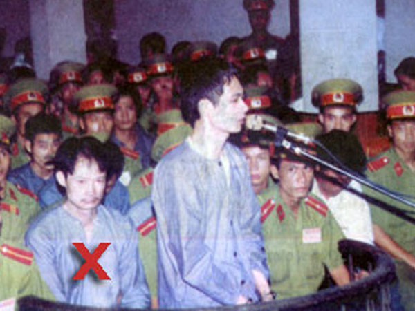 
Kh&aacute;nh trắng (đ&aacute;nh dấu X) v&agrave; đồng bọn tại phi&ecirc;n to&agrave; v&agrave;o th&aacute;ng 9/1997 .
