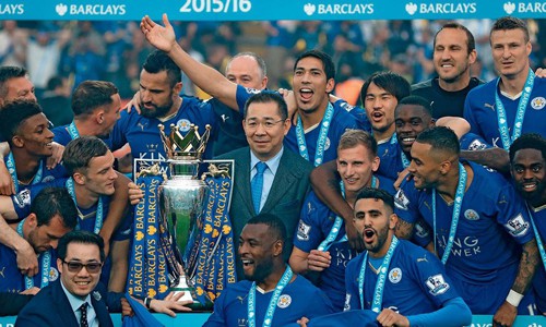 
&Ocirc;ng Vichai ăn mừng chức v&ocirc; địch Ngoại hạng Anh m&ugrave;a giải 2015 - 2016 c&ugrave;ng c&aacute;c cầu thủ Leicester City. Ảnh: AFP
