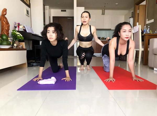 Mai Phương tập yoga tại nhà cùng Ốc Thanh Vân.