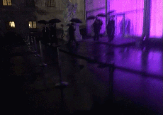 Trời mưa nặng hạt, các khách mời được đưa đón bằng ô