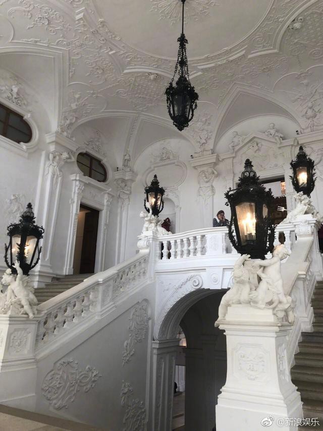 Hình ảnh điêu khắc tỉ mỉ bên trong cung điện Belvedere