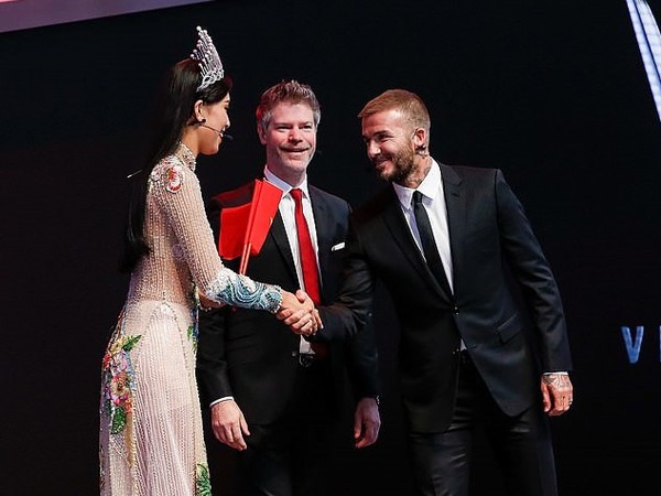 
Trần Tiểu Vy nói với David Beckham: David, cảm ơn rất nhiều. Tôi có món quà này tặng anh.
