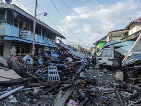 Đống đổ nát tại thị trấn Donggala, tỉnh Sulawesi, Indonesia sau khi động đất và sóng thần tấn công hôm 28/9. Ảnh: Reuters.