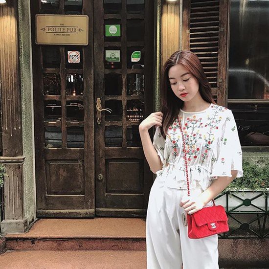 Túi Chanel màu đỏ nổi bần bật của Mỹ Linh có được sau hơn nửa năm đăng quang Hoa hậu, túi size nhỏ mang tính ứng dụng cao và có giá bán khoảng 80 triệu đồng, đây cũng là chiếc túi được theo chân cô vi vu trời tây vào năm 2017.