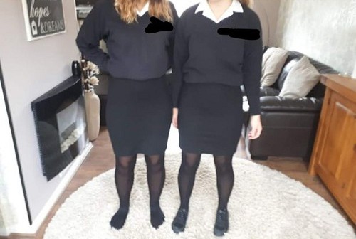 Hai nữ sinh 15 tuổi bị nhận xét mặc váy quá bó. Ảnh: Carly Hughes