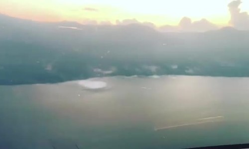 Sóng thần tràn vào Palu hôm 28/9 nhìn từ buồng lái của phi công Mafella.Video: Instagram.