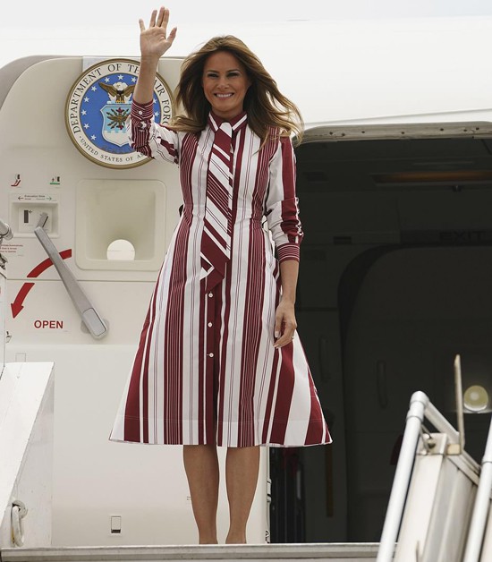 Sáng 2/10, máy bay chở Đệ nhất phu nhân Mỹ Melania Trump hạ cánh ở Sân bay Quốc tế Kotoka, thủ đô Accra của Ghana, nơi bà có chuyến thăm các em nhỏ ở bệnh viện địa phương mà không có chồng, Tổng thống Donald Trump, đi cùng. Cựu người mẫu 48 tuổi trông thanh lịch với chiếc váy sơ mi kẻ sọc Celine có giá khoảng 2.000 USD và đôi giày cao gót màu trắng giá hơn 600 USD của thương hiệu Manolo Blahnik.