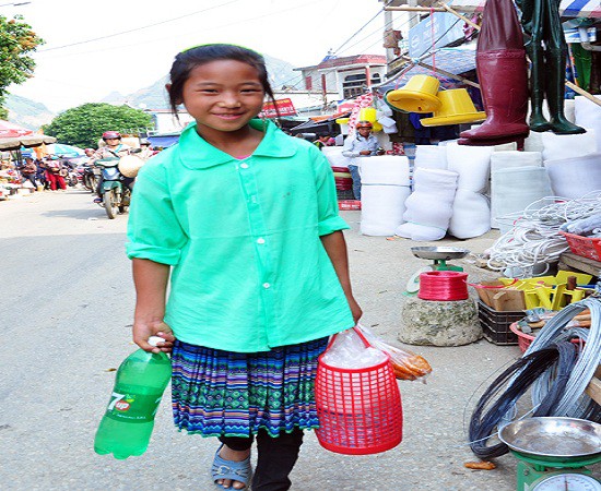 
Em bé vùng cao thay bố mẹ  xuống chợ mua các nhu yếu phẩm cần thiết phục vụ gia đình.
