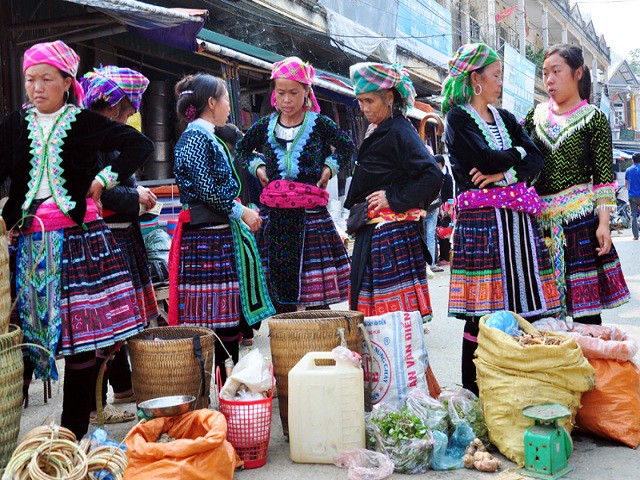 
Những phụ nữ dân tộc Mông khoác lên mình bộ trang phục truyền thống xuống chợ, tạo nên một nét đẹp văn hóa đặc sắc riêng biệt ở phiên chợ vùng cao.(Ảnh Thái Bình)
