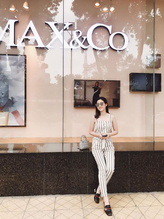 Chiếc túi thứ 3 nằm trong BST đồ hiệu của Mỹ Linh thuộc về túi Dior Lady màu bạc size nhỏ, món đồ trở thành người bạn thân thiết của cô mỗi lần xuống phố. Không khó để nhận ra sự xuất hiện thường xuyên của món đồ nhỏ này. Chiếc túi có giá khoảng 70 triệu đồng. Cùng với đó là đôi giày hiệu Gucci được các tín đồ thời trang trên thế giới lăng xê rất nhiều với mức giá gần 30 triệu đồng.
