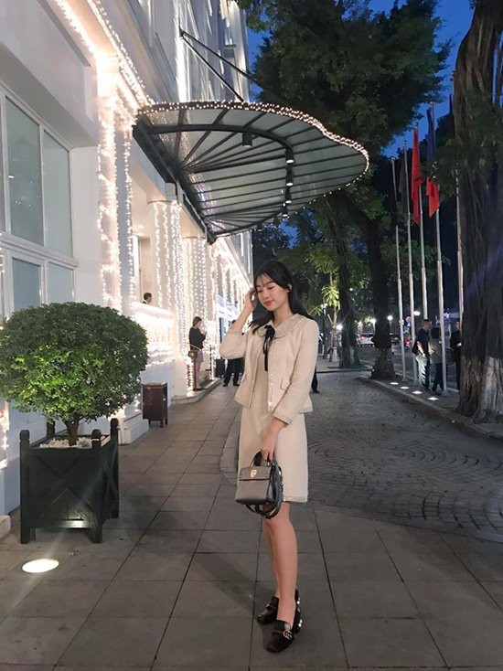 Vẫn là đôi giày Gucci nhưng lần này Mỹ Linh kết hợp cùng túi Diorama có giá khoảng 70 triệu đồng, chiếc túi mà hầu hết sao Việt đều muốn sở hữu vì vẻ đẹp sang trọng, phom dáng trẻ trung và sự đa dạng về màu sắc giúp các nàng thoải mái lựa chọn.