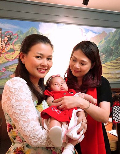 Nàng công chúa nhỏ Talia được MC Quỳnh Giang ẵm bồng.