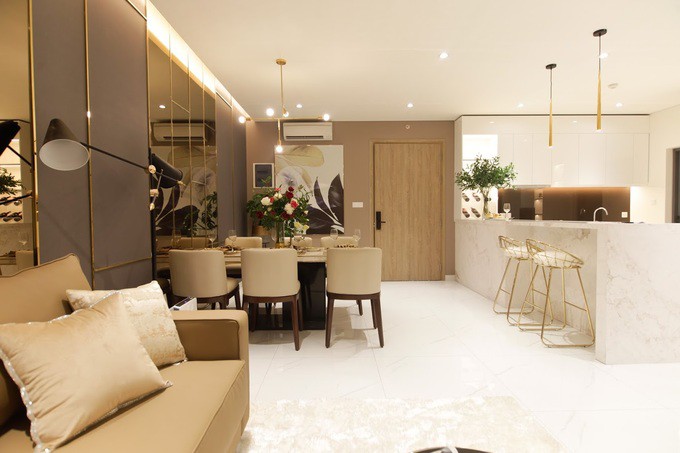 Hơn 2 tỷ là tổng chi phí cho toàn bộ nội thất cơ bản gắn tường (cửa, thiết bị nhà vệ sinh, tủ bếp...) và nội thất rời như giường, bàn ghế... Ý tưởng nội thất tập trung vào việc làm sao mở rộng tầm nhìn ra không gian bên ngoài. Ngồi trong phòng khách, gia chủ có thể dễ dàng ngắm công viên xung quanh hay ánh đèn thành phố phía xa xa.