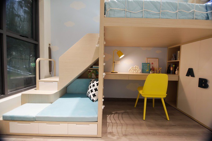 Phòng riêng của con, ngoài tông màu nâu quen thuộc điểm xuyết thêm sắc màu xanh, vàng sống động.