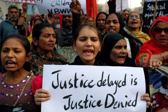 Các nhà hoạt động phản đối cưỡng hiếp tại TP Karachi - Pakistan. Ảnh: Reuters