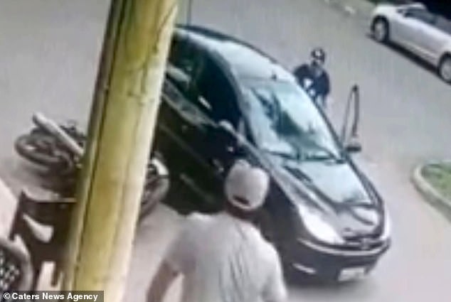 Tuy được đưa đến bệnh viện ngay sau đó nhưng nam thanh niên không thể qua khỏi. Ảnh: Daily Mail