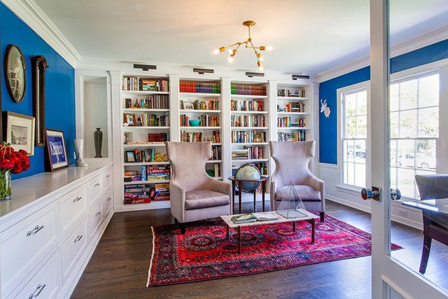 Để tiết kiệm không gian sử dụng, hầu hết các gia đình đều lựa chọn những mẫu giá sách có chiều cao chạm trần để mang đến người dùng không gian sử dụng thoải mái nhất.