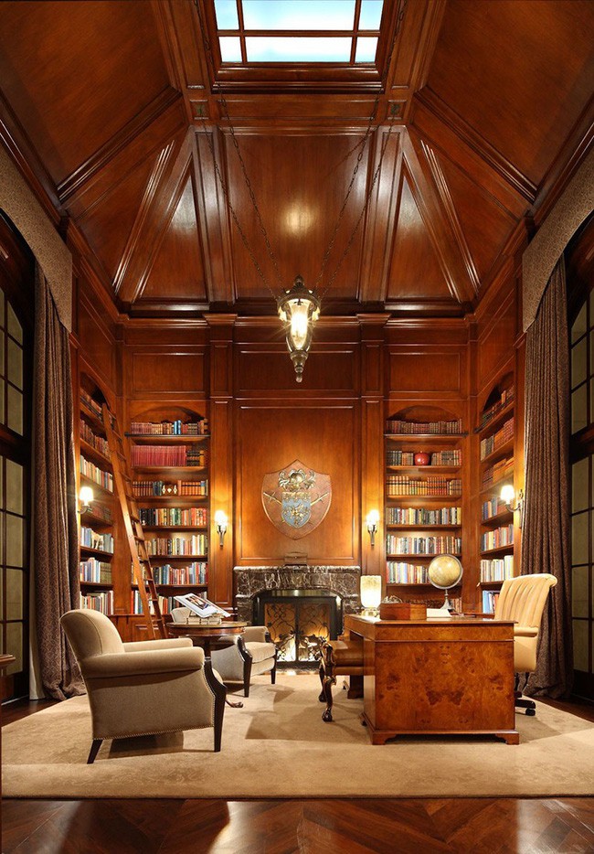 Căn phòng làm việc mang phong cách châu u khiến bạn choáng ngợp với những bộ giá sách bằng gỗ tự nhiên bóng loáng như trong phim ảnh.