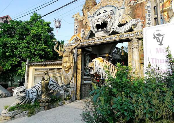 
Phần cổng ngôi nhà đặt tượng ngũ hổ và bức tượng chân dung của chủ nhân
