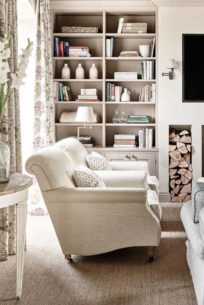 Những chiếc giá sách với đủ kiểu kích thước khác nhau được lựa chọn để phù hợp với không gian sử dụng của từng căn phòng.