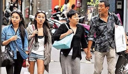 Bà Giang Gia Niên đã đánh đổi vẻ xuân sắc để vun đắp cho Lương Gia Huy một gia đình hạnh phúc với hai con gái xinh đẹp.