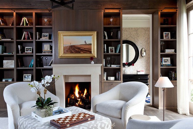 Không chỉ là nơi lưu giữ những cuốn sách hay, giá sách còn được dùng như một khu vực trưng bày trong gia đình.