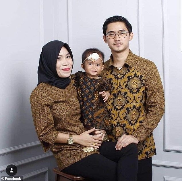 
Bé gái Kyara Putra hạnh phúc bên bố mẹ.
