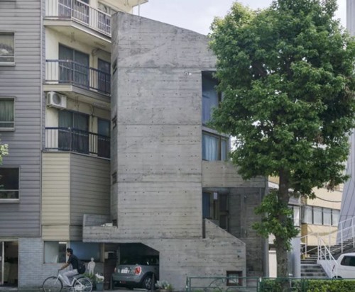 Ngôi nhà của kiến trúc sư Takamitsu Azuma tên Tower House, được thiết kế năm 1966, nằm ngay giữa khu phố đông đúc Shibuya, Tokyo. Trên mảnh đất 20 m2, ông đã khéo léo thiết kế các khu ngoại thất và tường bao quanh, còn lại 12 m2 cho khu nhà ở.