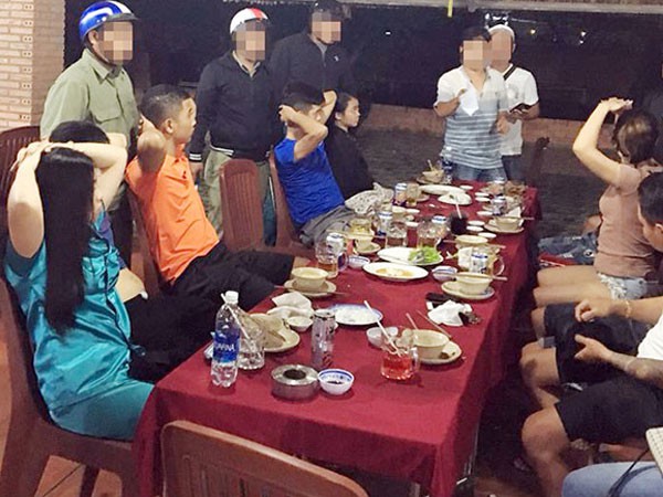 Sau khi đánh đập, nhóm đối tượng cho vay tiền góp đưa con nợ đi “ăn nhậu” trong lúc chờ người mang tiền đến trả thì bị công an ập vào kiểm tra