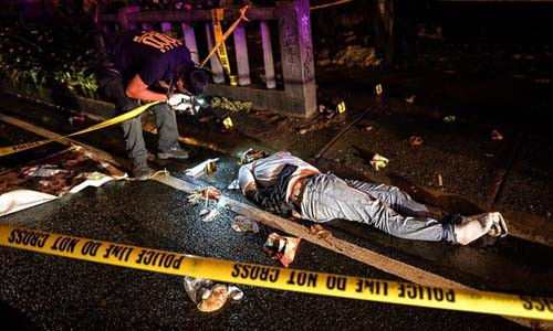 Một nghi phạm buôn bán ma túy bị bắn chết trên đường phố Philippines tháng 8/2016. Ảnh: AP.