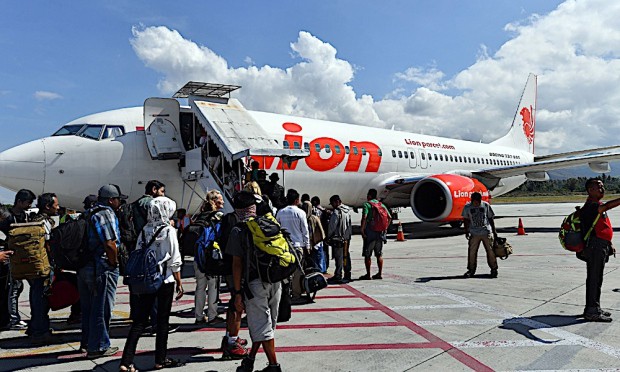 Các hành hách chuẩn bị lên một chuyến bay của Lion Air