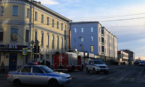 B&ecirc;n ngo&agrave;i trụ sở FSB ở Arkhangelsk sau khi vụ nổ xảy ra. Ảnh: Sputnik.